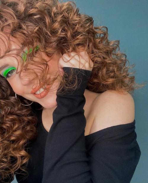 В нашем салоне есть не только парикмахеры, но и визажисты. 03