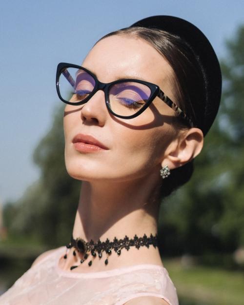 Она стояла в тени деревьев, но свет все равно находил ее. 02