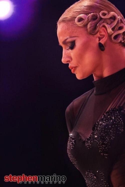 Когда танцуешь одну программу, выразить себя через макияж или прическу не так сложно. 01