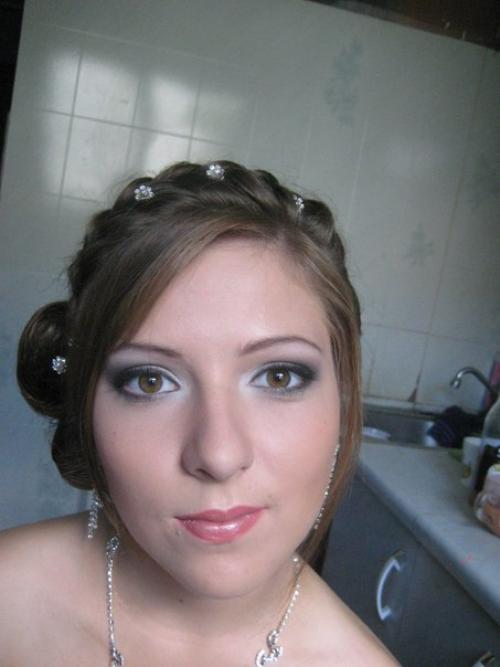 Опытный парикмахер - стилист нуждается в новых фотографиях своих работ. 01