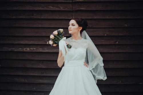 Я могу предложить вам услуги визажиста и мастера по прическам? 01