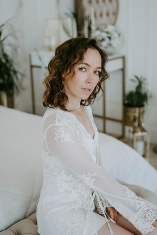 Многие невесты предварительно перед свадьбой делают пробный макияж и прическу чтобы быть уверенной, что на самом торжестве им будет комфортно. 04