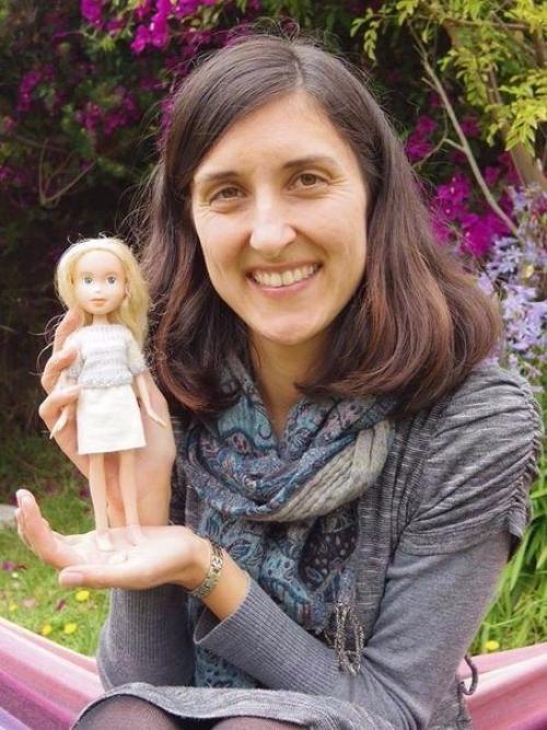 Одна австралийская мама решила бросить вызов производителям современных кукол. 02