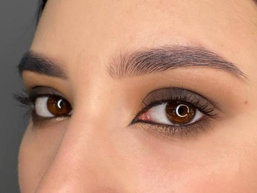 В нашем салоне есть не только парикмахеры, но и визажисты. 02