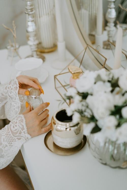 Многие невесты предварительно перед свадьбой делают пробный макияж и прическу чтобы быть уверенной, что на самом торжестве им будет комфортно. 05