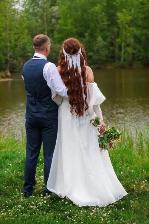 Каждая девушка видит свой образ невесты и хочет максимально найти все возможности для его создания. 02