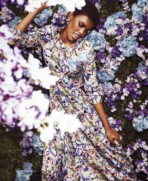 IN Bloom: Амила Эстева в фотосессии Алекси любомирски для Harper's Bazaar US August 2016. 03