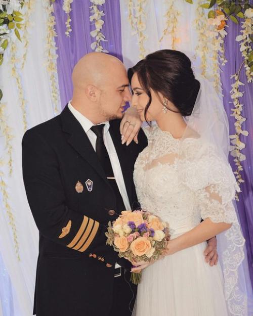 Прическу делала сама себе, макияж сама себе, так как работала в салоне красоты. 01