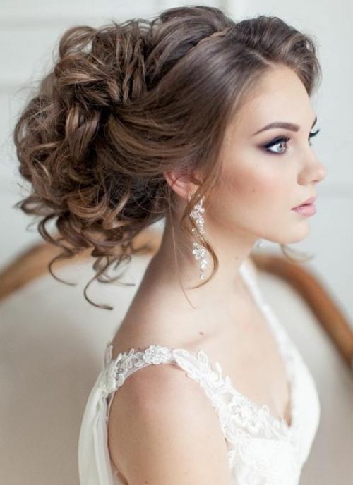 Женщине мало подобрать подходящий фасон наряда, подчеркивающий все прелести ее фигуры. 02