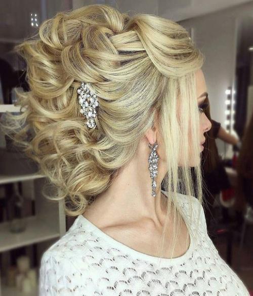 Женщине мало подобрать подходящий фасон наряда, подчеркивающий все прелести ее фигуры. 03