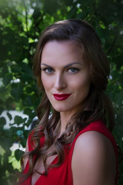 Под веселый щебет мастеров льются реки лака для волос, пахнет кофе и светит солнце? 02