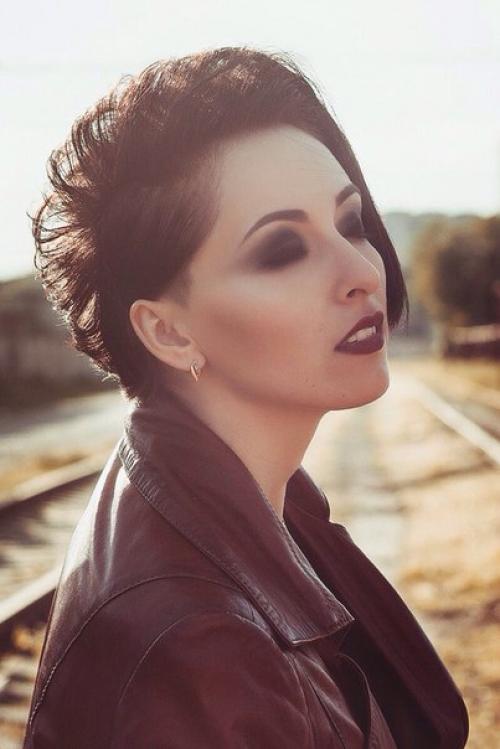 Каждая женщина - бунтарь по натуре, причем бунтует она исключительно против себя самой. 03