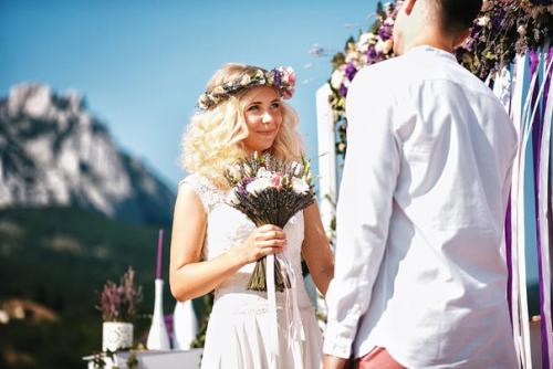 Милые невесты, я придерживаюсь такого принципа: не просто прическа должна быть красивой, а вы должны быть красивой с этой прической. 01