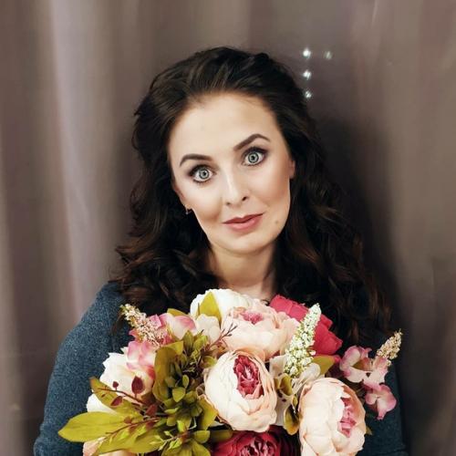 И сколько же времени уходит на полный образ (макияж + прическа? 01