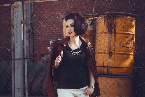 Каждая женщина - бунтарь по натуре, причем бунтует она исключительно против себя самой. 02