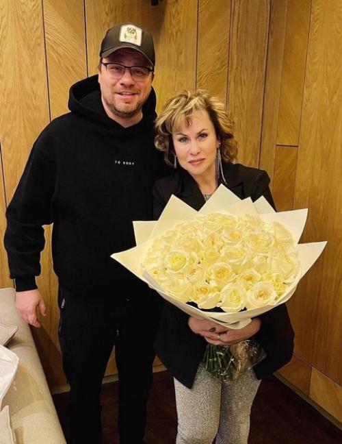 Мама Гарика Харламова произвела впечатление на свадьбе своего сына, появившись в полупрозрачном платье. 02