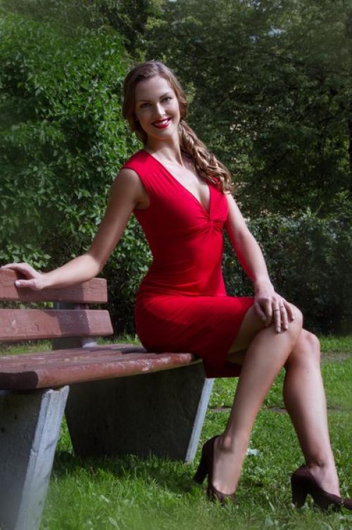 Под веселый щебет мастеров льются реки лака для волос, пахнет кофе и светит солнце? 01