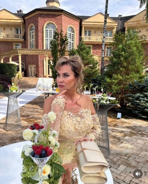 Мама Гарика Харламова произвела впечатление на свадьбе своего сына, появившись в полупрозрачном платье. 01