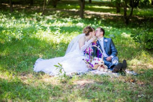 Милые девушки, в жизни каждой из вас наступает очень важный день, самый яркий и торжественный - это день свадьбы! 02