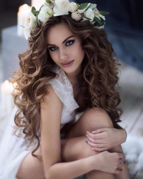 Женщине мало подобрать подходящий фасон наряда, подчеркивающий все прелести ее фигуры. 08