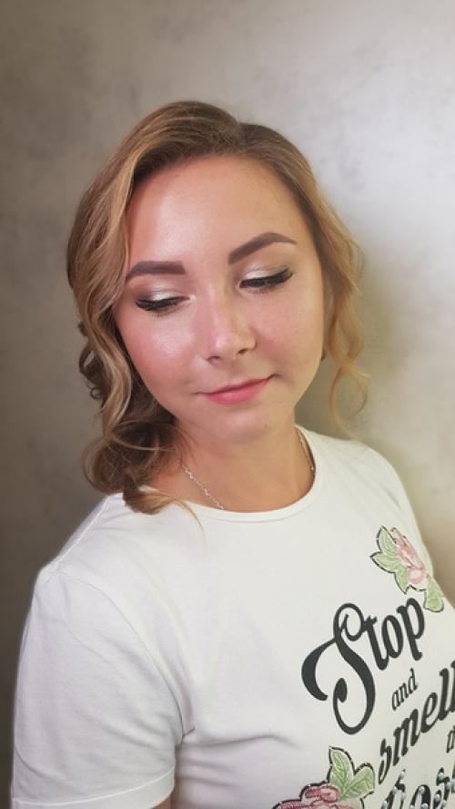 Делюсь процессом создания воздушной причёски и вечерним макияжем для Иришки. 03