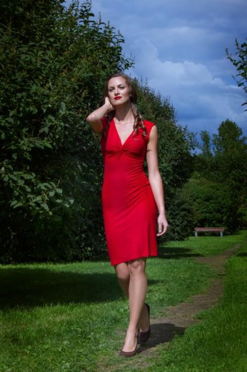 Под веселый щебет мастеров льются реки лака для волос, пахнет кофе и светит солнце? 03