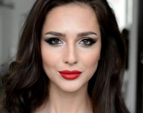 В том случае, если ты роковая брюнетка, милая блондинка, яркая шатенка или рыжая, а может у тебя и вовсе интересный комбинированный цвет волос? 01