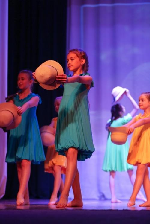 Когда дети выходят на сцену, они становятся артистами. 02 Когда дети выходят на сцену, они становятся артистами. 02