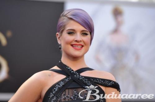 Мы видели её блондинкой, брюнеткой, с фиолетовыми и седыми волосами. 04 Мы видели её блондинкой, брюнеткой, с фиолетовыми и седыми волосами. 04