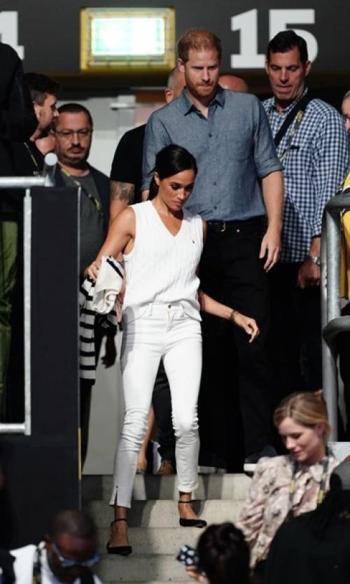 Меган прибыла в Германию одна предпочитая обойтись без стилистов, парикмахеров и визажистов, как это делала во время турне в королевской семье. 03