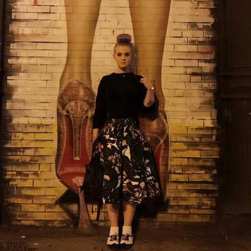 Мы видели её блондинкой, брюнеткой, с фиолетовыми и седыми волосами. 09 Мы видели её блондинкой, брюнеткой, с фиолетовыми и седыми волосами. 09