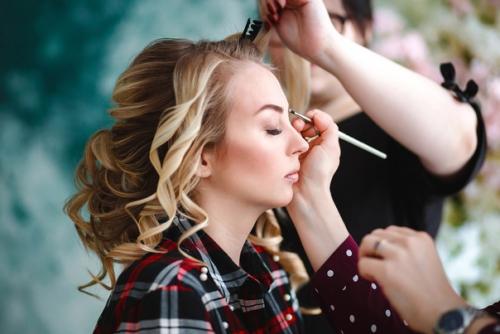 Один из самых задаваемых мне будущими невестами вопросов при знакомстве - делаю ли я еще и прическу. 01