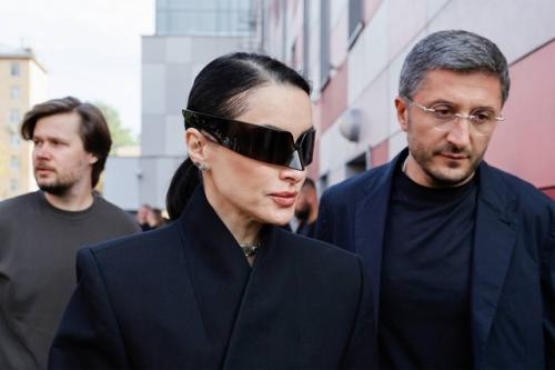 Тину канделаки раскритиковали за её наряд на похоронах Александра маслякова. 01