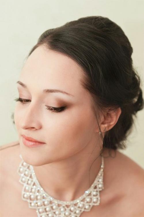 Макияж глаз, модная причёска, блеск губ и бархатная кожа - каждая мелоч создает неповторимый образ невесты. 01