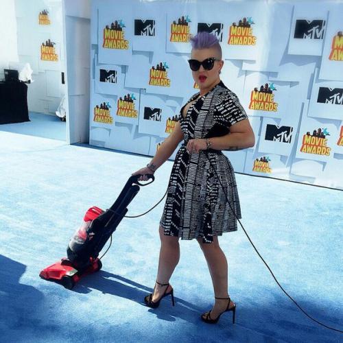 Мы видели её блондинкой, брюнеткой, с фиолетовыми и седыми волосами. 07 Мы видели её блондинкой, брюнеткой, с фиолетовыми и седыми волосами. 07