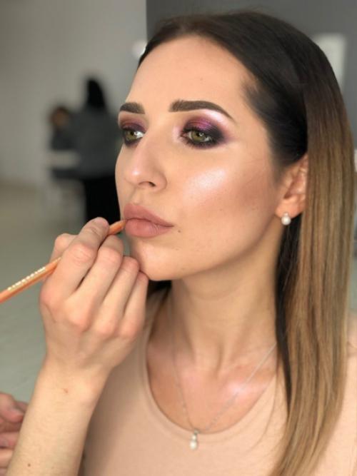 Любые виды макияжа (Nude, вечерний, свадебный, на фотосессию), локоны, прически на основе локонов. 05