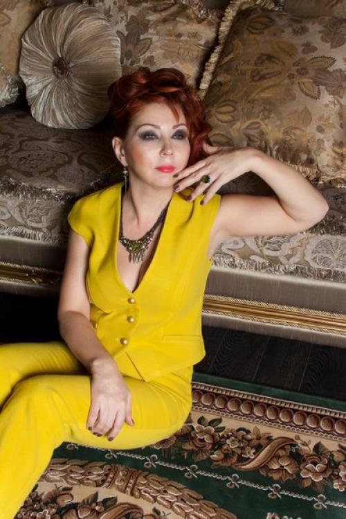 В продолжении темы: Дизайн Одежды для Современной Леди, хочу представить очень актуальный в этом сезоне - тему брючного костюма. 02