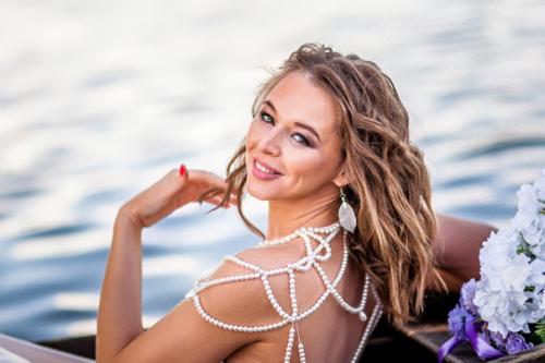 Любые виды макияжа (Nude, вечерний, свадебный, на фотосессию), локоны, прически на основе локонов. 06