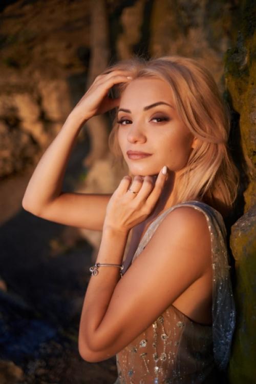 Любые виды макияжа (Nude, вечерний, свадебный, на фотосессию), локоны, прически на основе локонов. 08