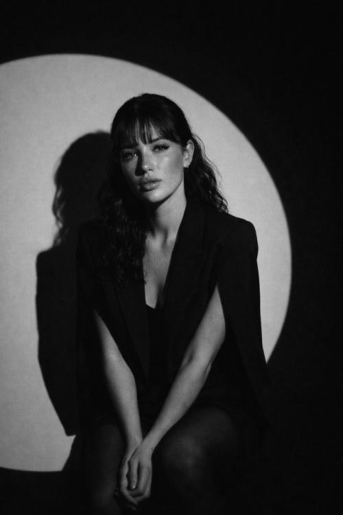 Создай изображение, не меняя черты лица. 
