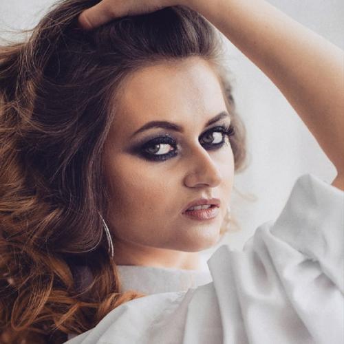 Любые виды макияжа (Nude, вечерний, свадебный, на фотосессию), локоны, прически на основе локонов. 07