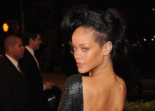 Стрижки с выбритыми висками: плюсы и минусы. 01