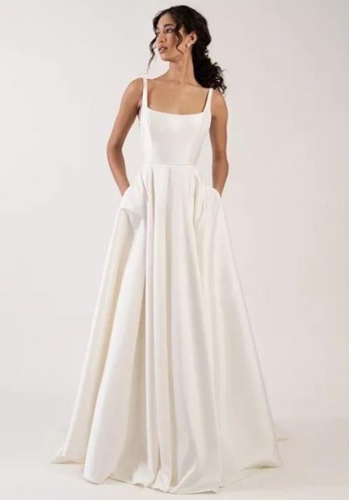 Всё больше замечаю тенденции к минимализму и натуральности в свадебной сфере. 02