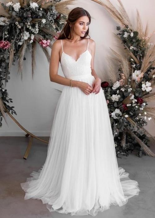 Всё больше замечаю тенденции к минимализму и натуральности в свадебной сфере. 01