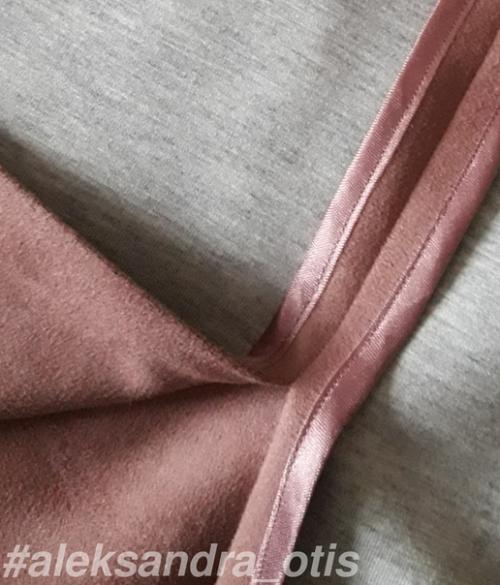 Лишь в том случае, если вы хотите универсальное платье, такое, чтобы и на корпоративе блистать и на работу потом ходить, то я вас огорчу. 03