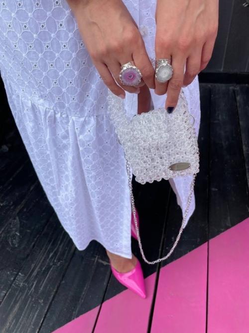 Раньше украшениями дополняли яркий макияж и пышную причёску. 05