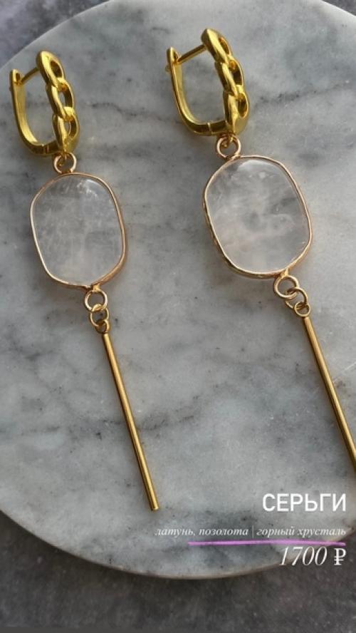 Раньше украшениями дополняли яркий макияж и пышную причёску. 03