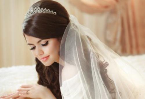 Выбор осенней свадебной прически, так же, как и выбор свадебной прически в другое время года, зависит от нескольких факторов. 01 Выбор осенней свадебной прически, так же, как и выбор свадебной прически в другое время года, зависит от нескольких факторов. 01