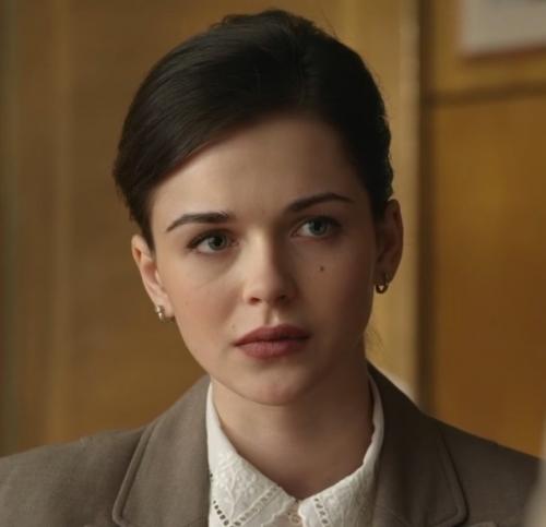 Элегантность и вульгарность выражаются в каждой детали образа. 03