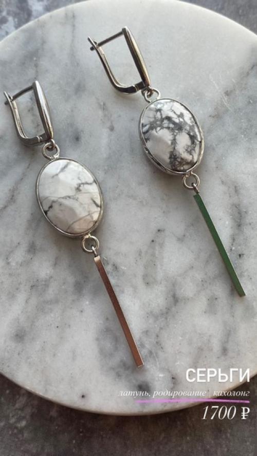 Раньше украшениями дополняли яркий макияж и пышную причёску. 02